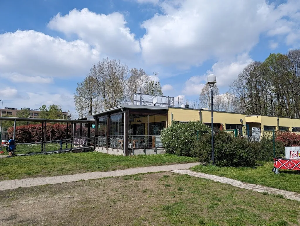 Giorgio Alfredo Spedicato_La Bislunga clubhouse e cucina_Novegro-Tregarezzo-San Felice_recensione