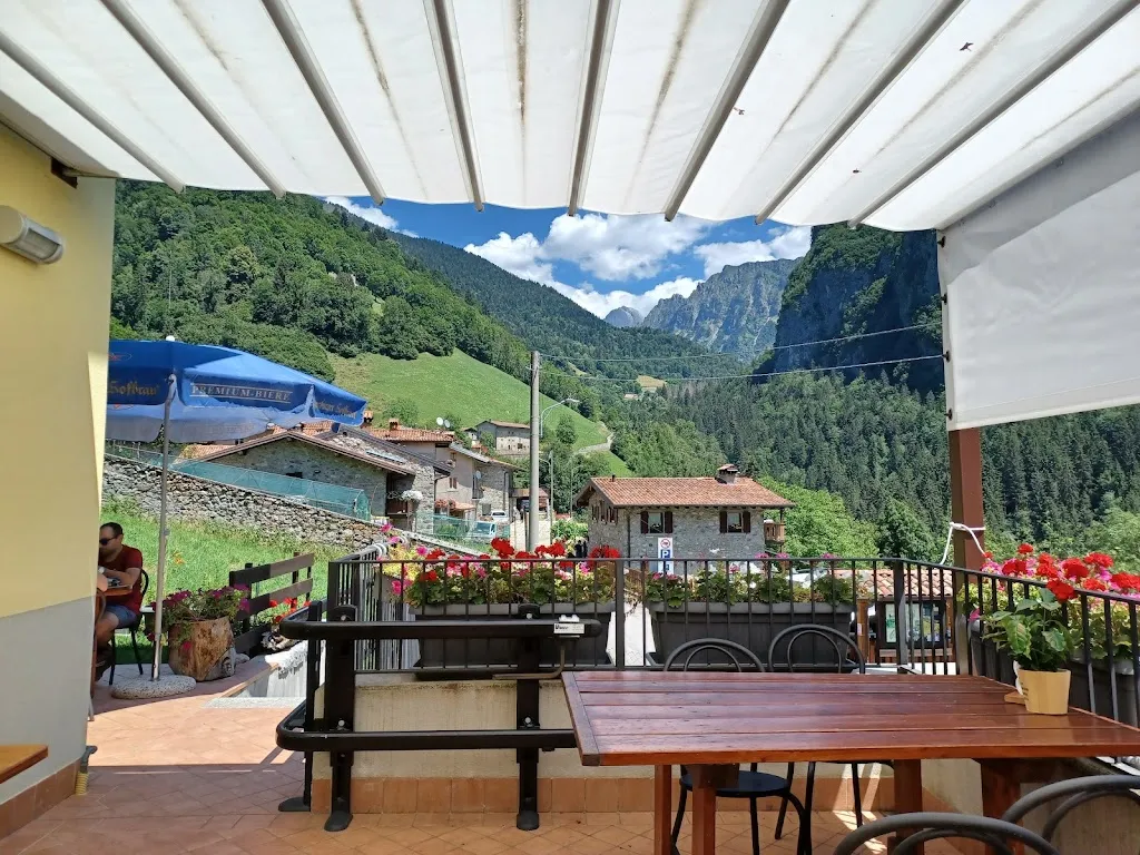 Dahliana Philip_Baita Valle Azzurra - Ostello e ristorante_Oltressenda Alta_review