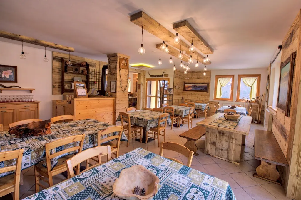 Baita Valle Azzurra - Ostello e ristorante restaurant in Oltressenda Alta