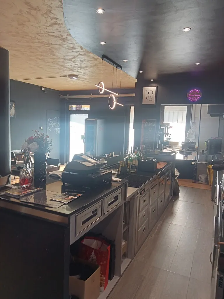 Delight Bistrot Bar Pizzeria Kebab restaurant in Osio Sopra