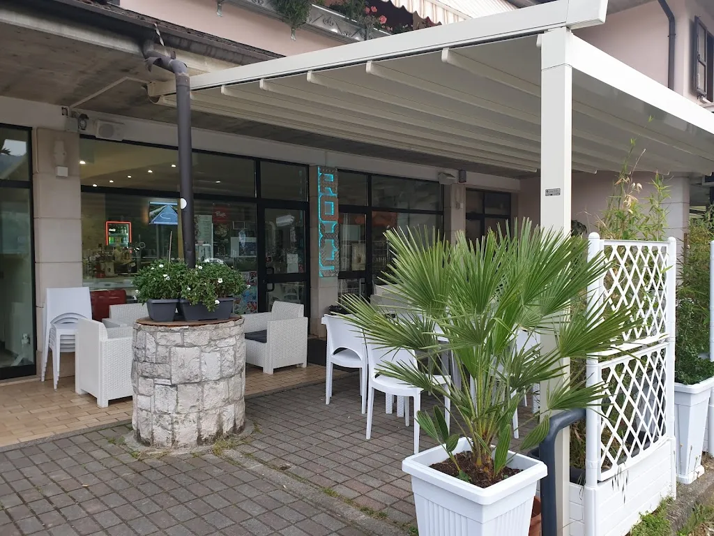 Roxy Bar restaurant in Paitone