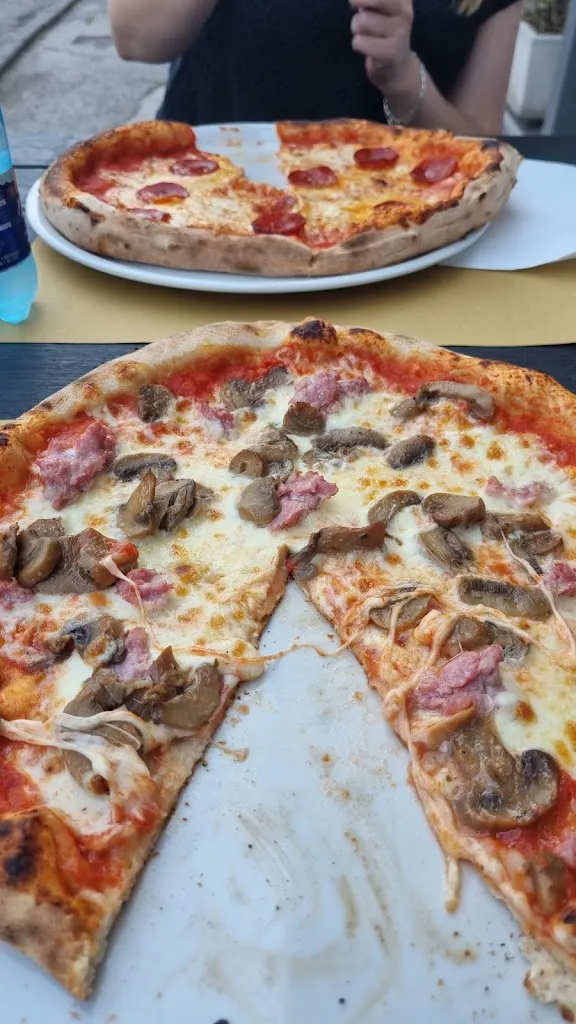 michael mueller_Pizzeria La Tradizione da Giulio&Giulia Soldani_Ponte Caffaro_review