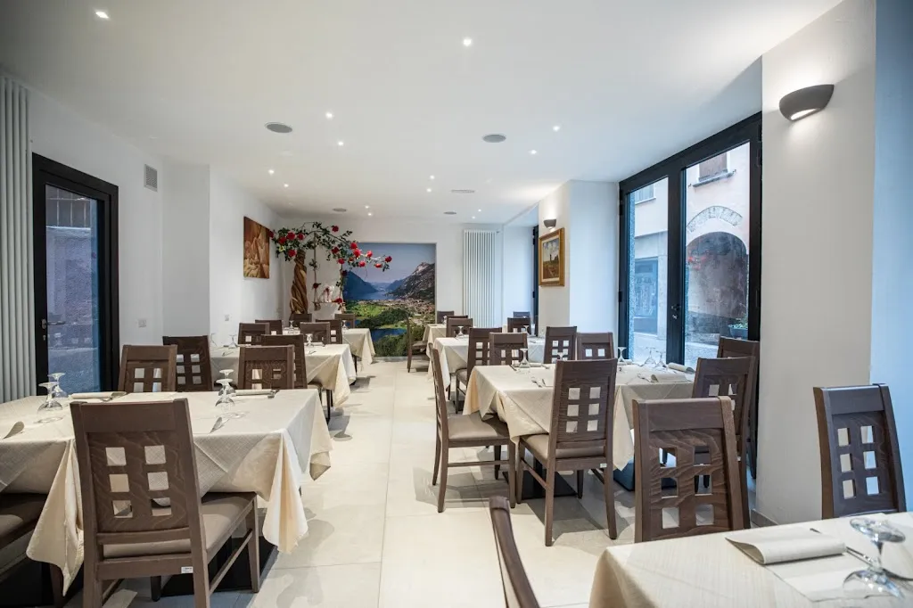 Ristorante pizzeria Sapori in centro Bar restaurant in Porlezza