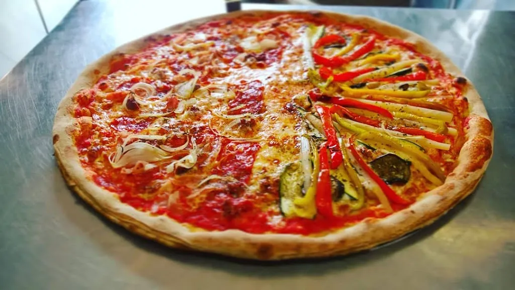 Stuzzi Pizza_Robbio_slider_image_2