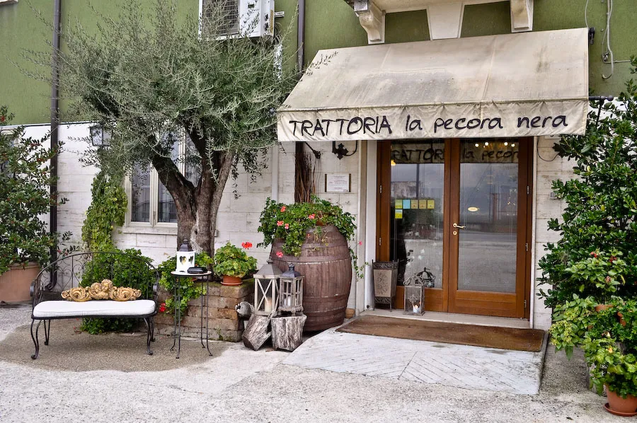 Trattoria La Pecora Nera_Roverbella_slider_image_1