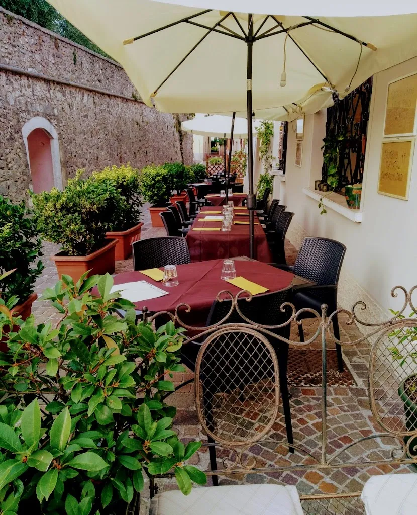 Trattoria Bar Centrale e locanda San Felice restaurant in San Felice del Benaco