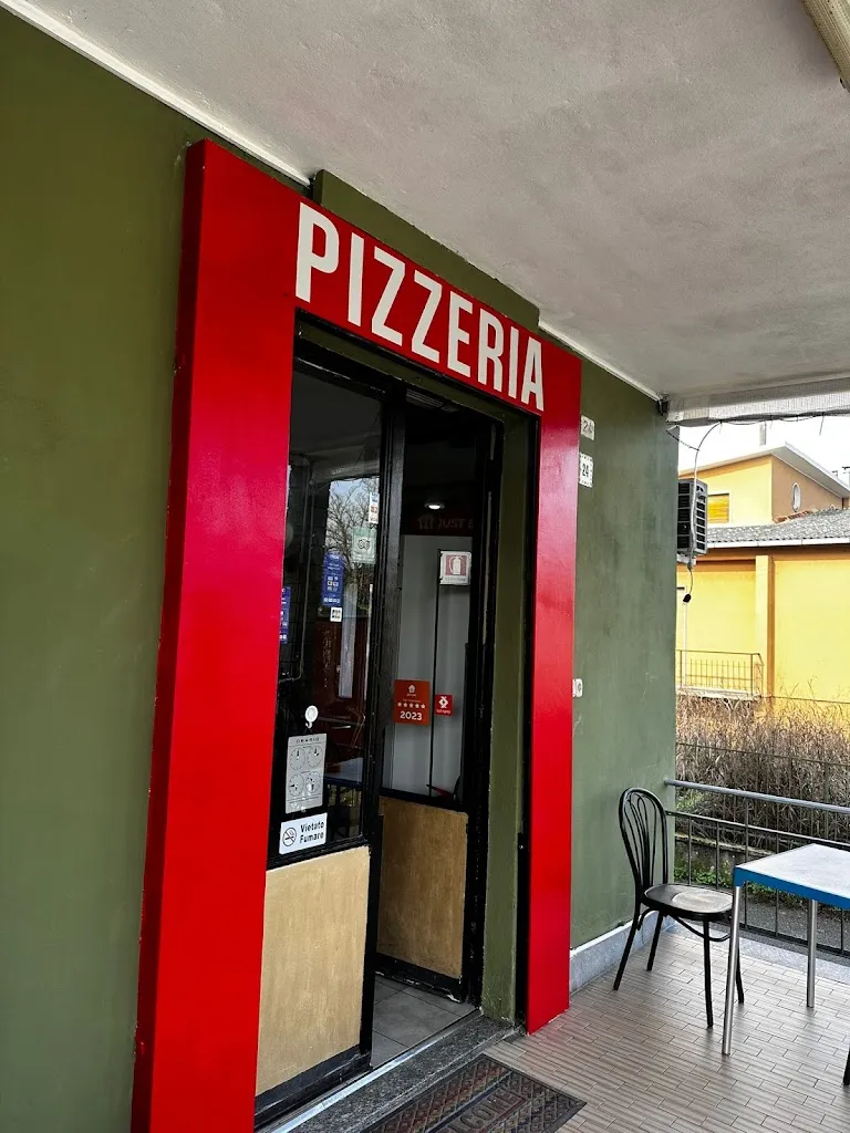 Pizzeria La Santa Lucia restaurant in San Martino Siccomario