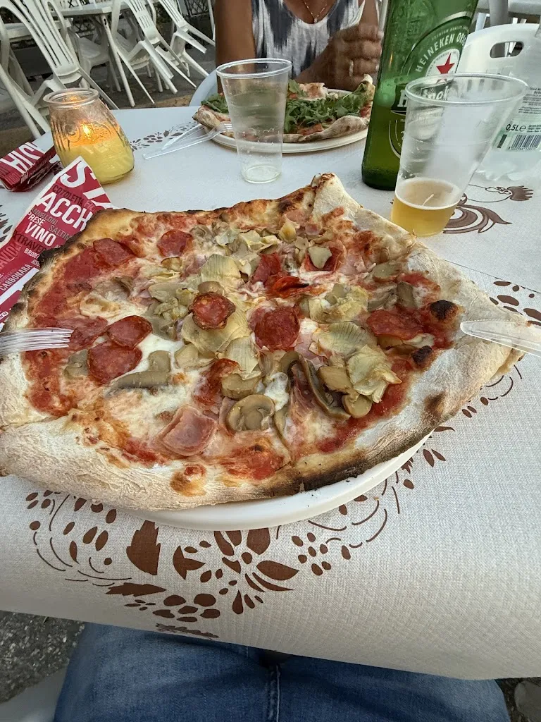 Pizzeria Vesuvius restaurant in Schivenoglia