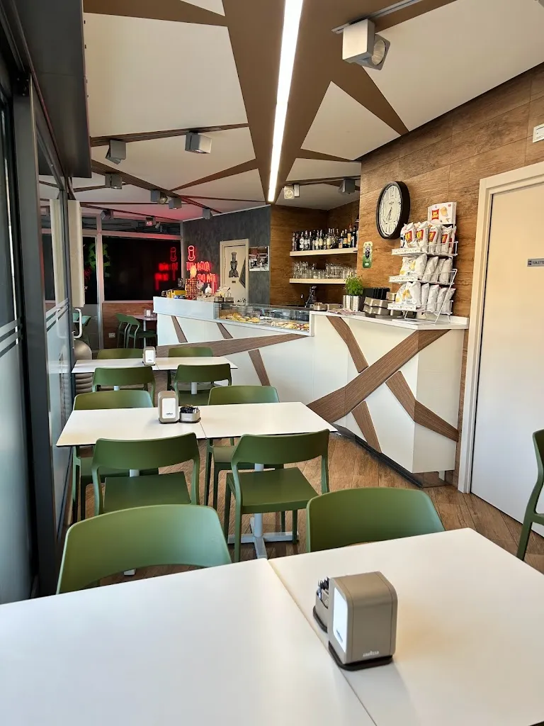 Bar pizzeria Il Cappellaio Matto restaurant in Selvino