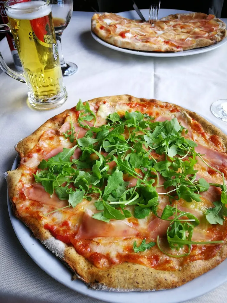 Ele Berny_Pizzeria Lupei di Grab Costantin Florin_Senna Comasco_review