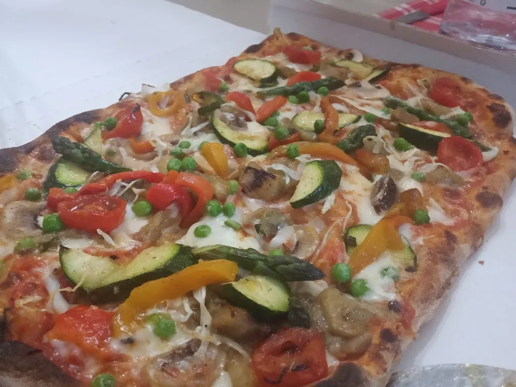 Naive Pizzeria restaurant in Torbole Casaglia