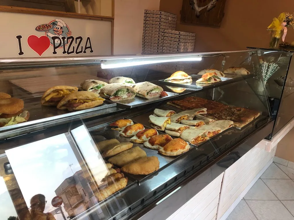 Pizzeria La Piazzetta restaurant in Carmiano