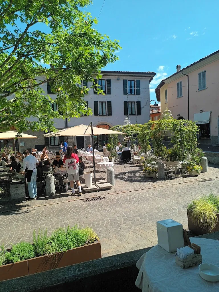 Betty Moroni_Certamente In Piazza_Uggiate Trevano_review