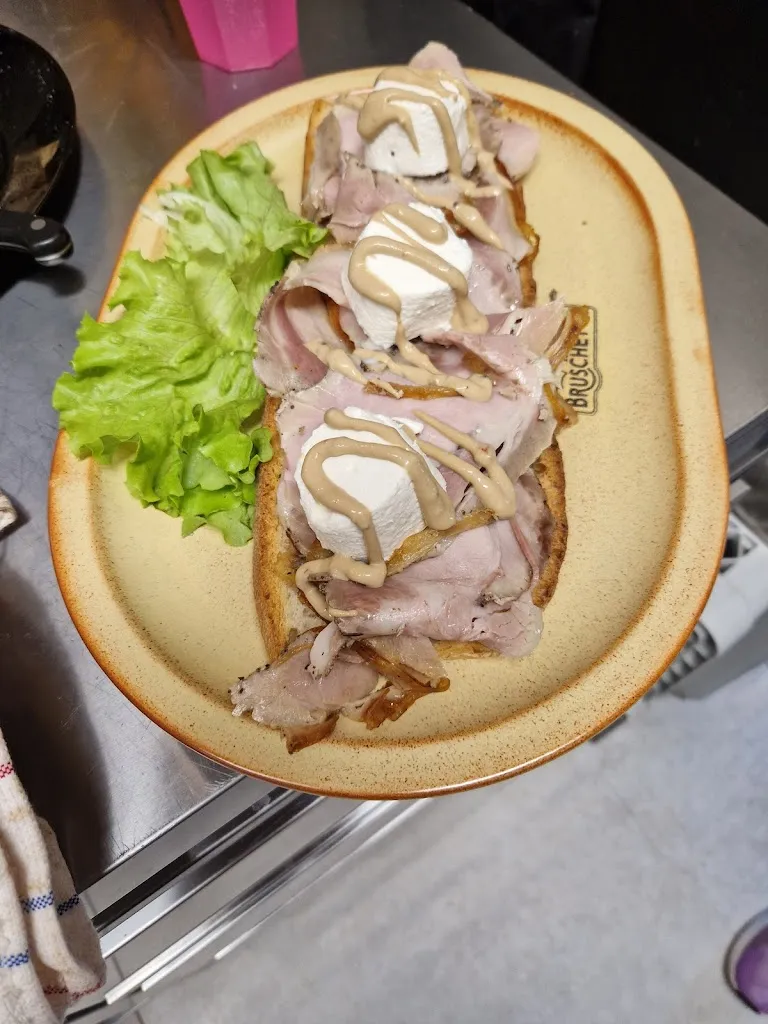 La Tata Bistrot_Varano Borghi_slider_image_2