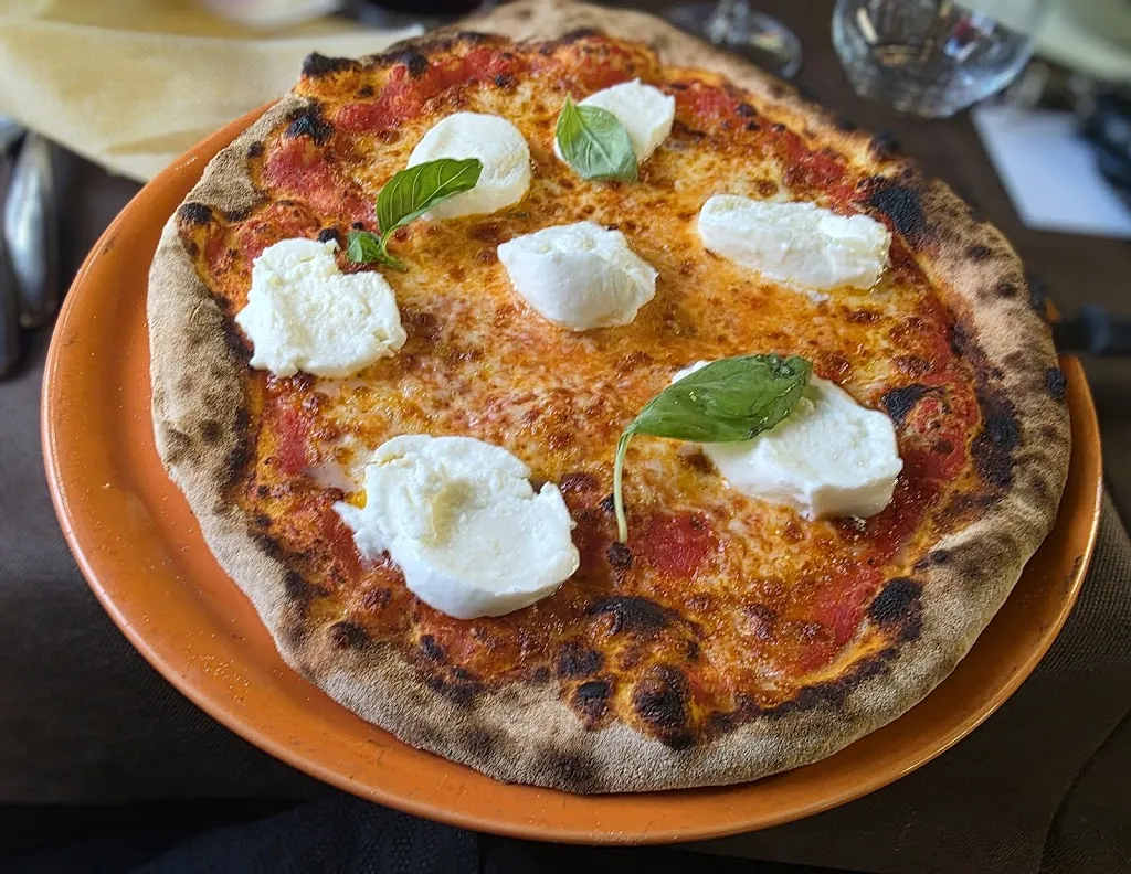 Ristorante Pizzeria Europa_Varano Borghi_slider_image_3