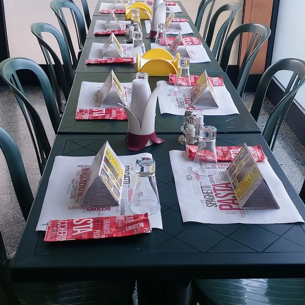 Pizzeria La Favola restaurant in Vermezzo