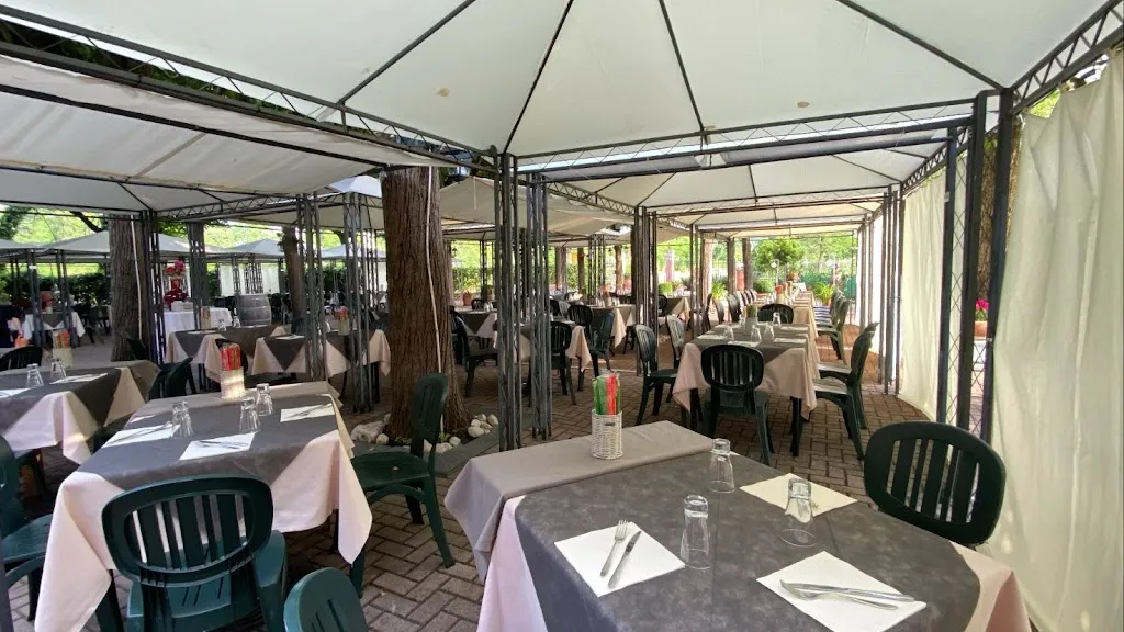 La Sqola Ristorante Pizzeria restaurant in Volta Mantovana