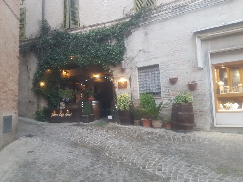Moni Obare_Taverna Degli Archi_Belvedere Ostrense_review