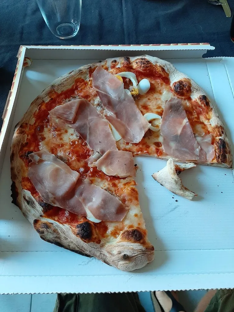 Giro Pizza 2 restaurant in Calcinelli