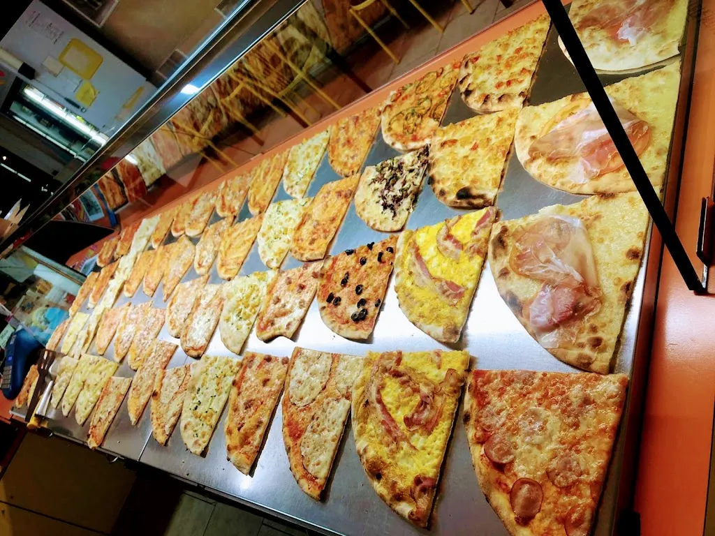 L'Isola Della Pizza restaurant in Cascinare