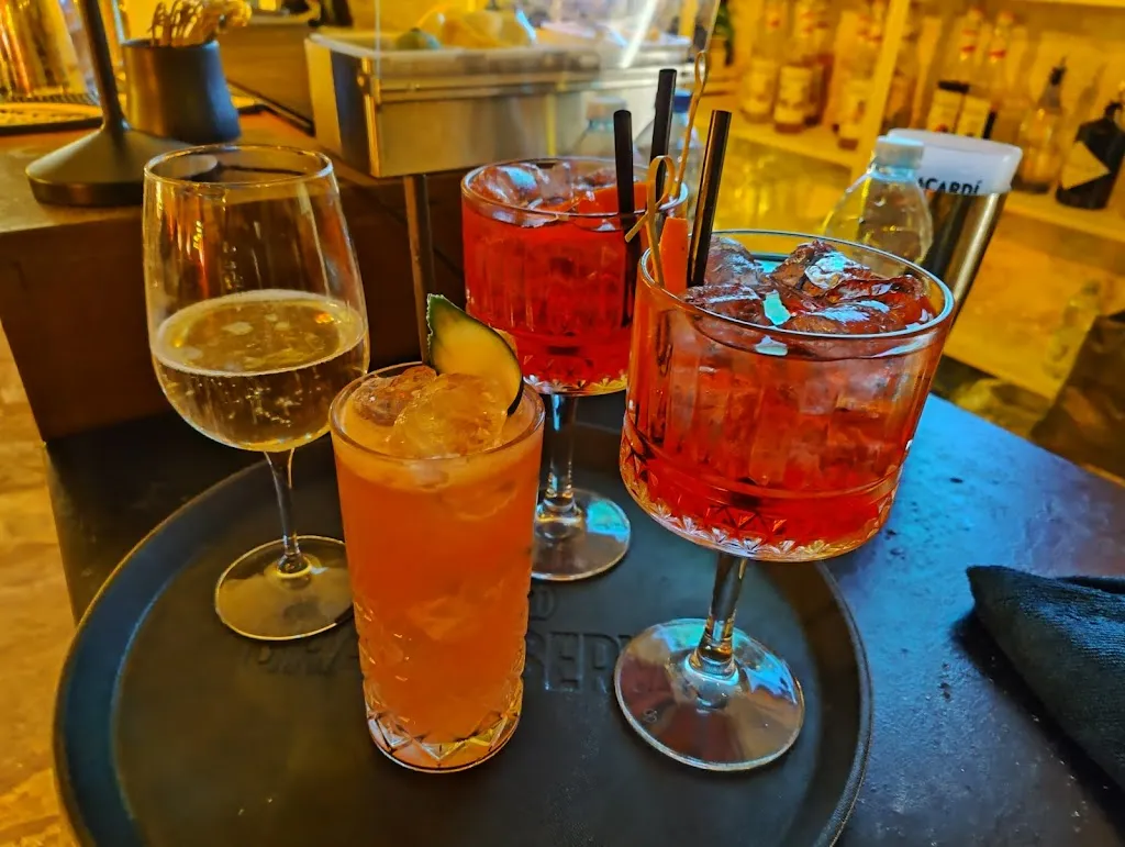 ZTL Club White tables. Cocktails, Wine bar, Beer, Drink, Aperitif, Buffet._Carovigno_slider_image_3