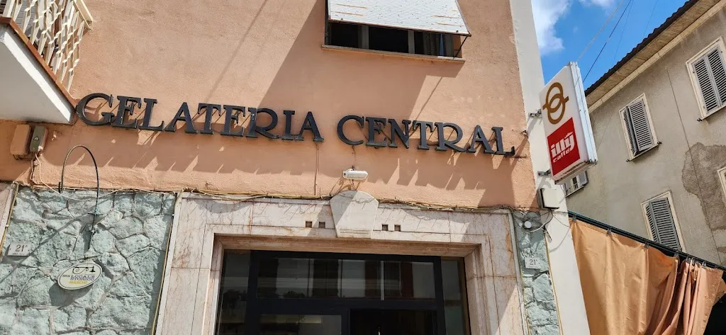 Gabriel Braico Dornas_Central Gelateria M & R Montecchia_Castelraimondo_review