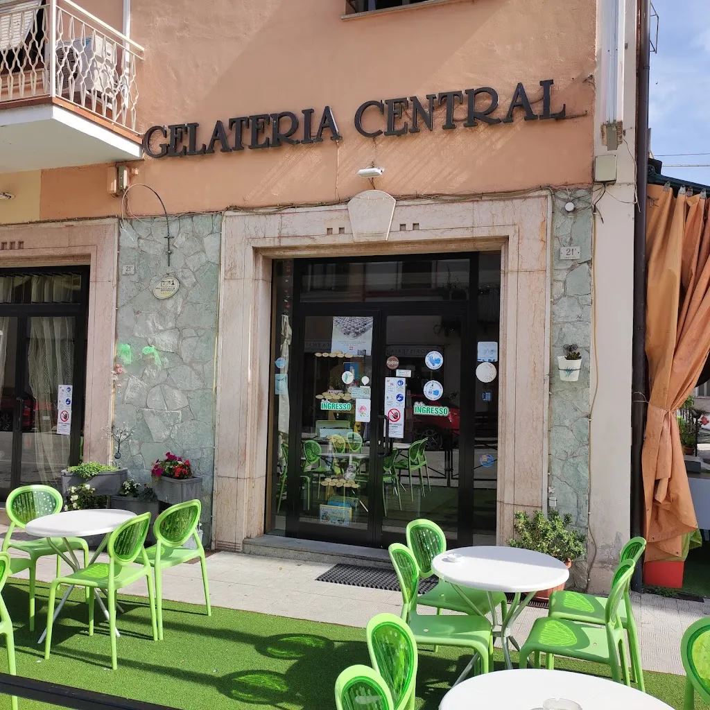 Central Gelateria M & R Montecchia restaurant in Castelraimondo