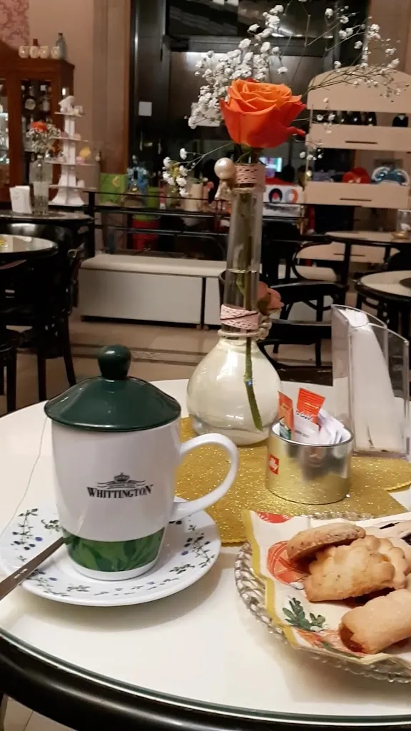 Central Gelateria M & R Montecchia_Castelraimondo_slider_image_2