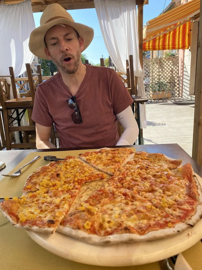 Rob Jennings_Pizzeria Peter Pan Di Bettei Mishell_Civitanova Alta_review