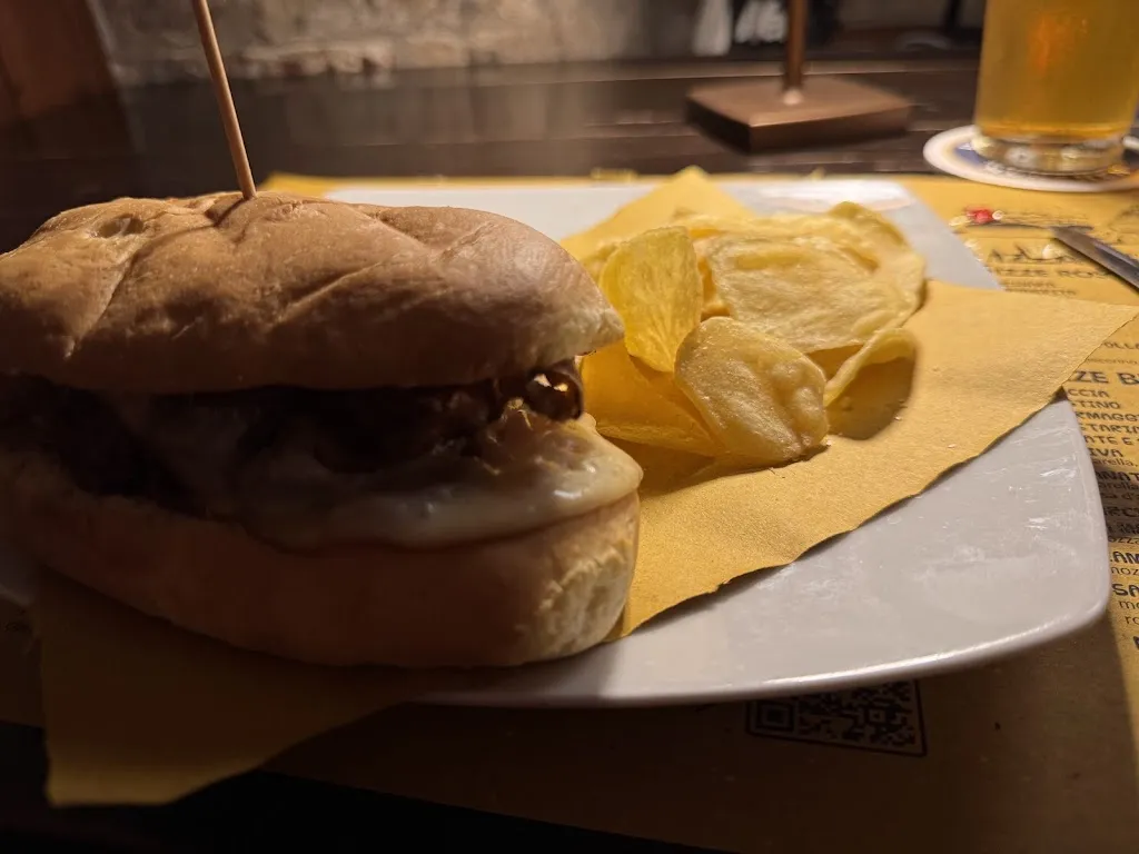 Vincenzo Papasergio_HANNIBAL PUB_Civitanova Alta_review