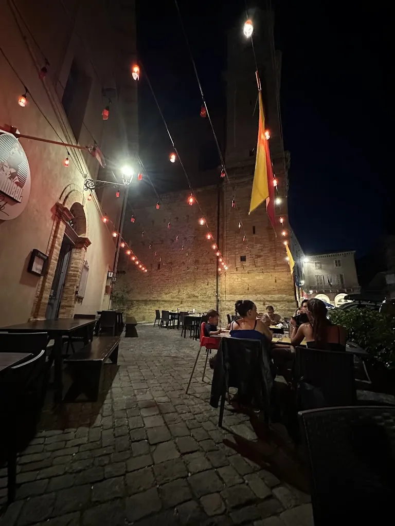 Massimo Incerti Caselli_HANNIBAL PUB_Civitanova Alta_review