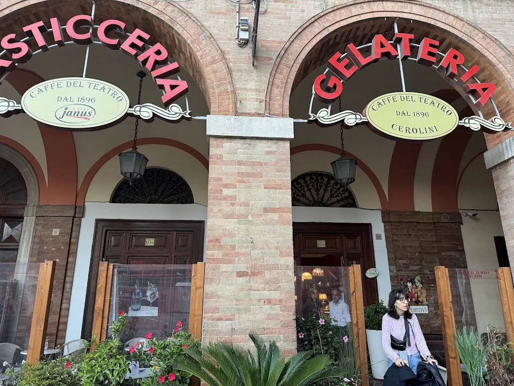 Giorgio Tondini_Caffè del Teatro Cerolini_Civitanova Alta_review