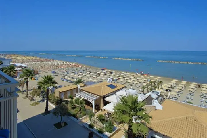 Hotel La Perla restaurant in Cupra Marittima