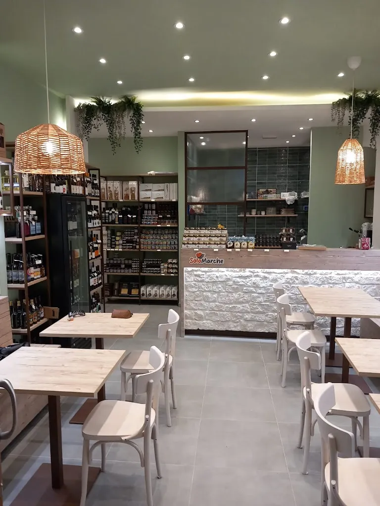 SoloMarche Bottega e Bistrot restaurant in Le Grazie di Ancona