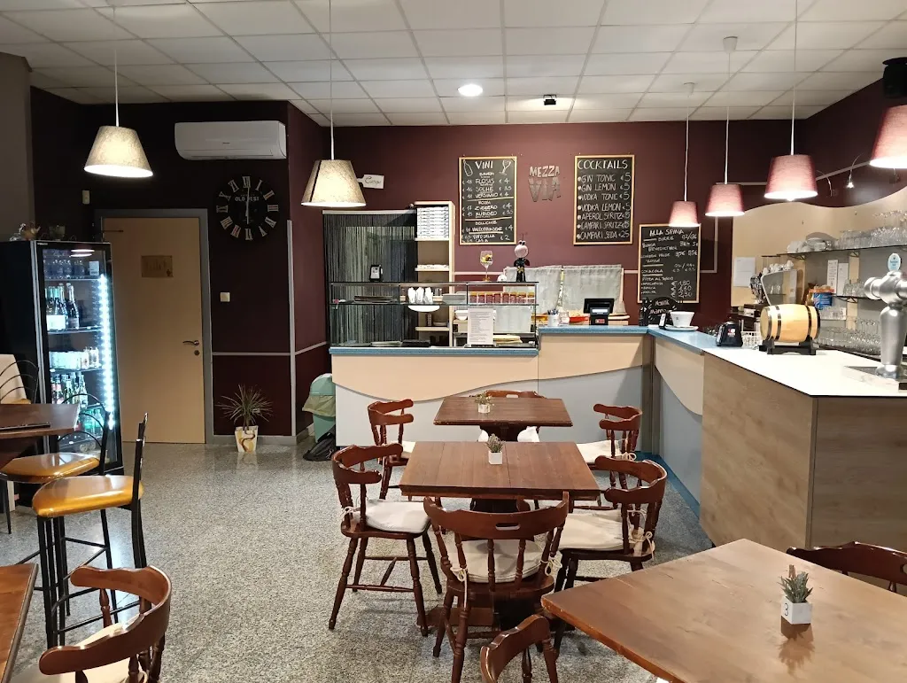 Mezza Via Pizzeria Panineria restaurant in Loro Piceno