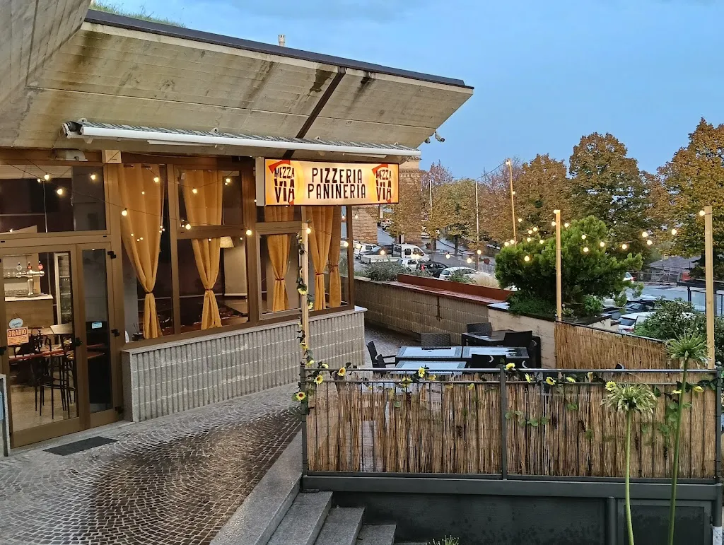 Mezza Via Pizzeria Panineria_Loro Piceno_slider_image_3
