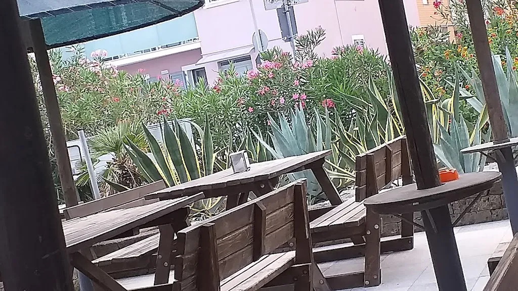 Donatella Acquario_Tira e molla_Lido di Fermo_review