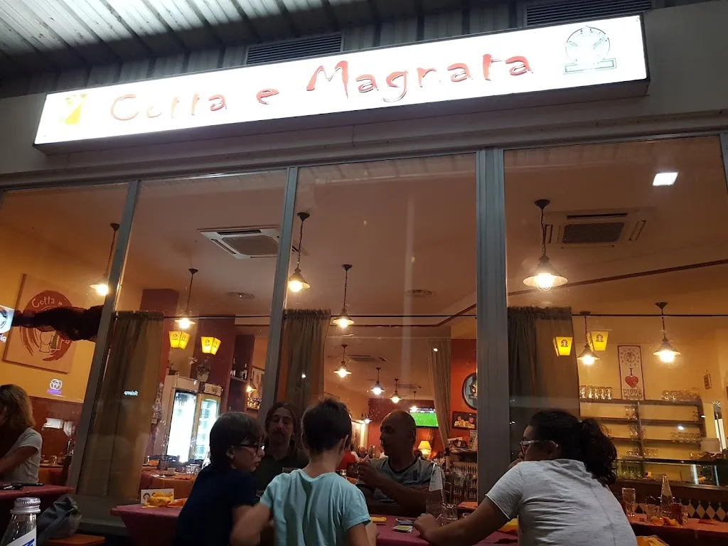 Pizzeria Cotta E Magnata restaurant in Macerata