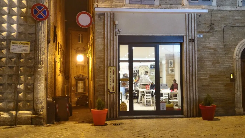 Mcfast Pizza & Burger restaurant in Macerata