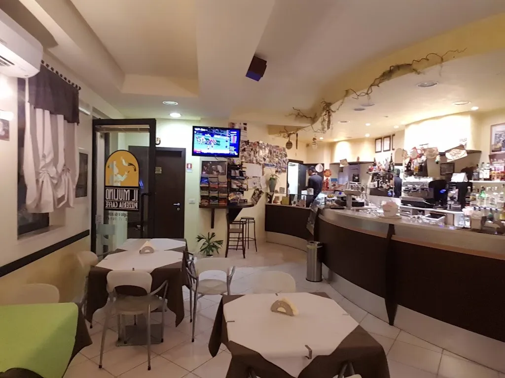 Pizzeria Il Mulino restaurant in Montecosaro