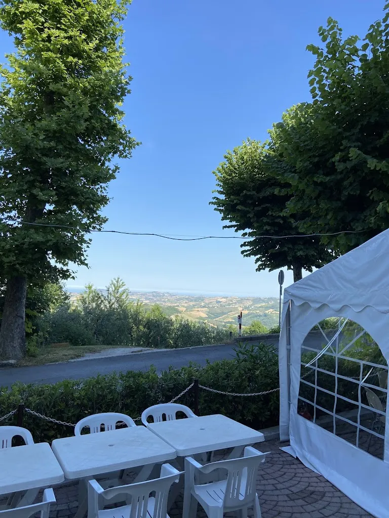 Julia Giulia Barca_Hotel Del Duca_Montedinove_review