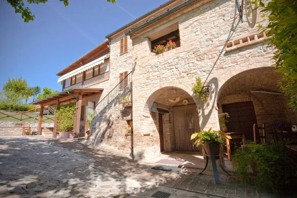 Agriturismo Vecchio Gelso restaurant in Ortezzano