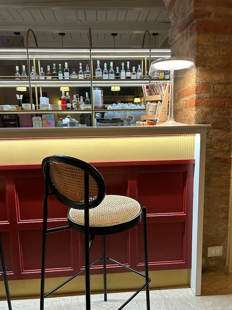 Bar Gelateria Tre Archi restaurant in Petritoli