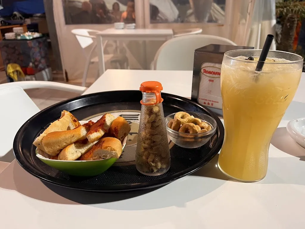 Linda Clapon_Bar / Ristorante Circolo Nautico (H&T)_Numana_review