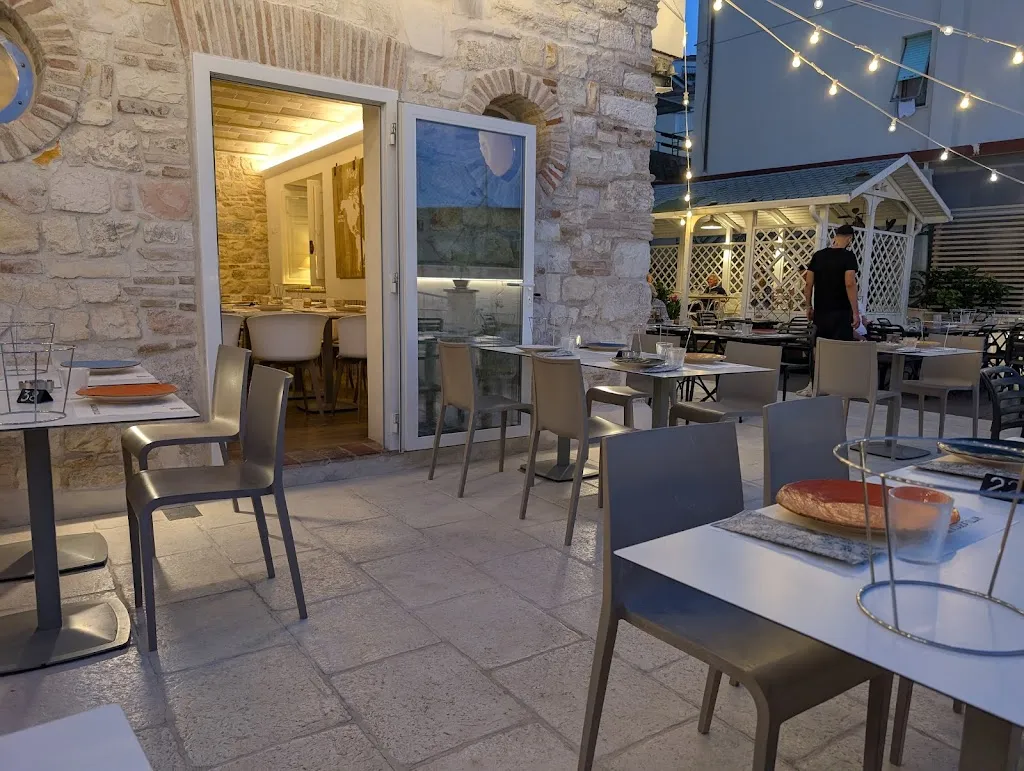 Pizzeria Sotto La Rocca Numana_Numana_slider_image_3