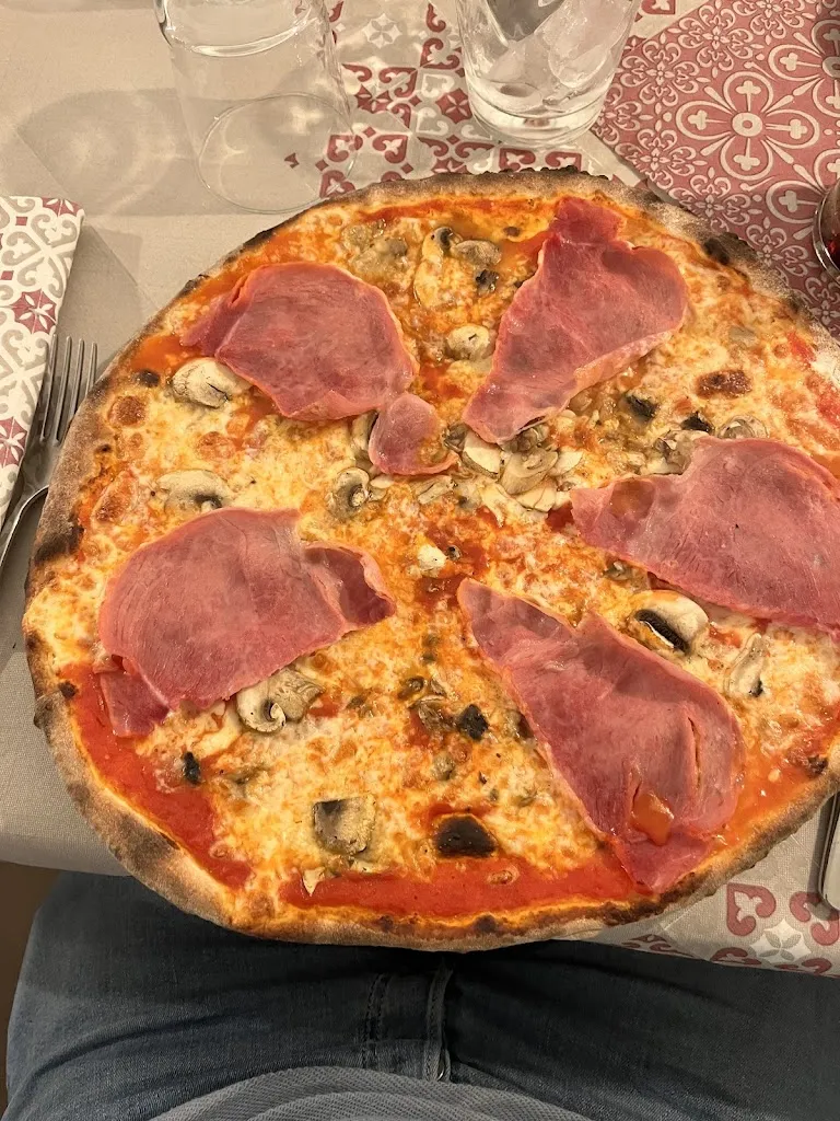 Marcos Borges_Pizzeria On The Beach_Numana_review