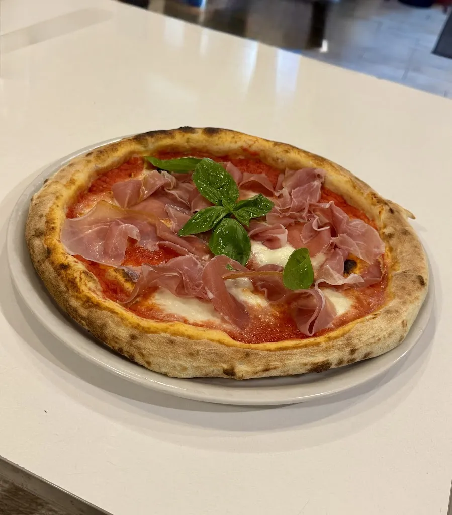 Mood 22 in red restaurant in Posatora