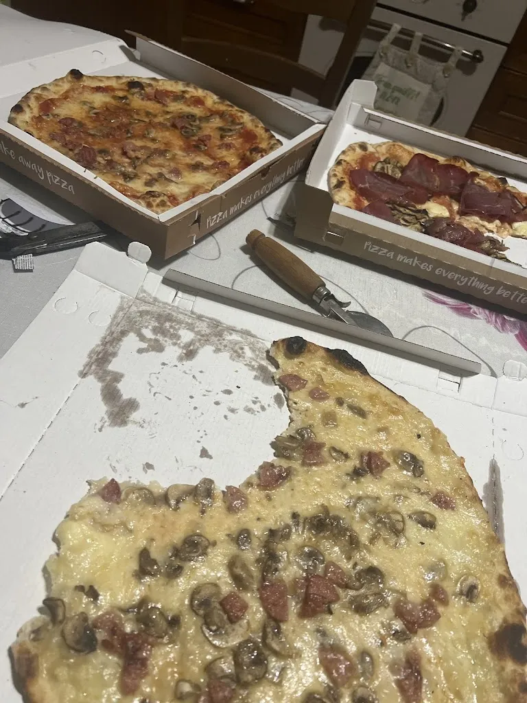 Pizza Is Love_Cassano delle Murge_slider_image_2