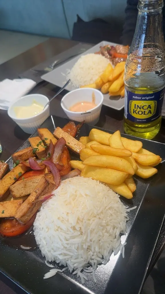 Karina Elisa_3ra zona_Villa Ceccolini_review