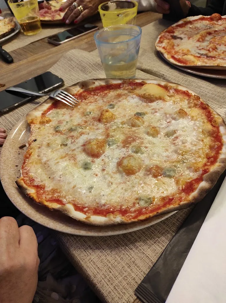 Pizzeria trattoria wanted_Visso_slider_image_3